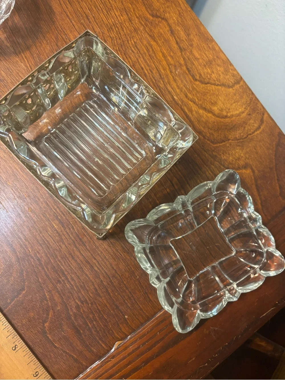 VINTAGE HOLLYWOOD REGENCY GLASS & GOLD FILIGREE FOOTED JEWELRY/TRINKET BOX